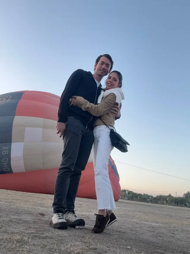Lorena y Eduardo junto a un globo aerostático