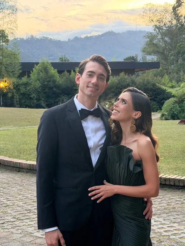 Lorena y Eduardo en un jardín al atardecer