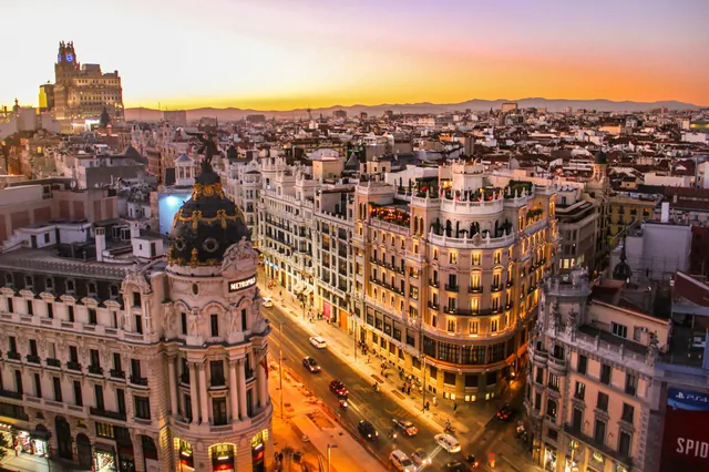 El edificio Metrópolis y la Gran Vía de Madrid al atardecer